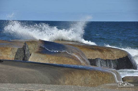 O mar bate contra as rochas da Punta del Diablo, no litoral do Uruguai